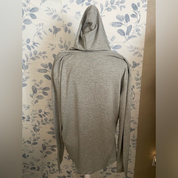 Ambrielle Women’s V-Neck Pullover Hooded Top Gray Medium. New w tag. - Picture 2 of 9